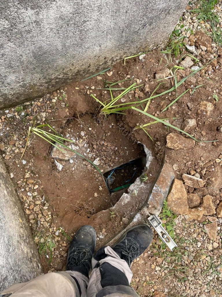 En choisissant Frinet Télécom , une solution sera trouvée. La société possède l’expertise nécessaire pour repérer les points de blocage, détecter le regard télécom sous le sol. ( entre 20cm et 80 cm de profondeur…), Reparer les gaines et tuyau téléphoniques ( ADSL) endommagées. Et ne vous laissera pas en plan quoiqu’il arrive permettant ainsi de bénéficier du très haut débit via la fibre optique à Metz , thionville , Sarreguemines , Hagondange