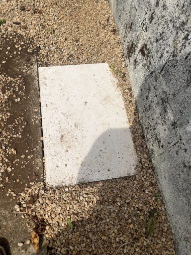 plaque en béton afin de recouvrir le regard